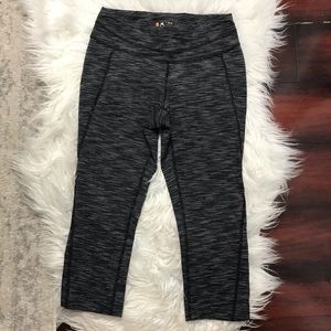 Lucy Heather Gray Black Capri Workout Leggings